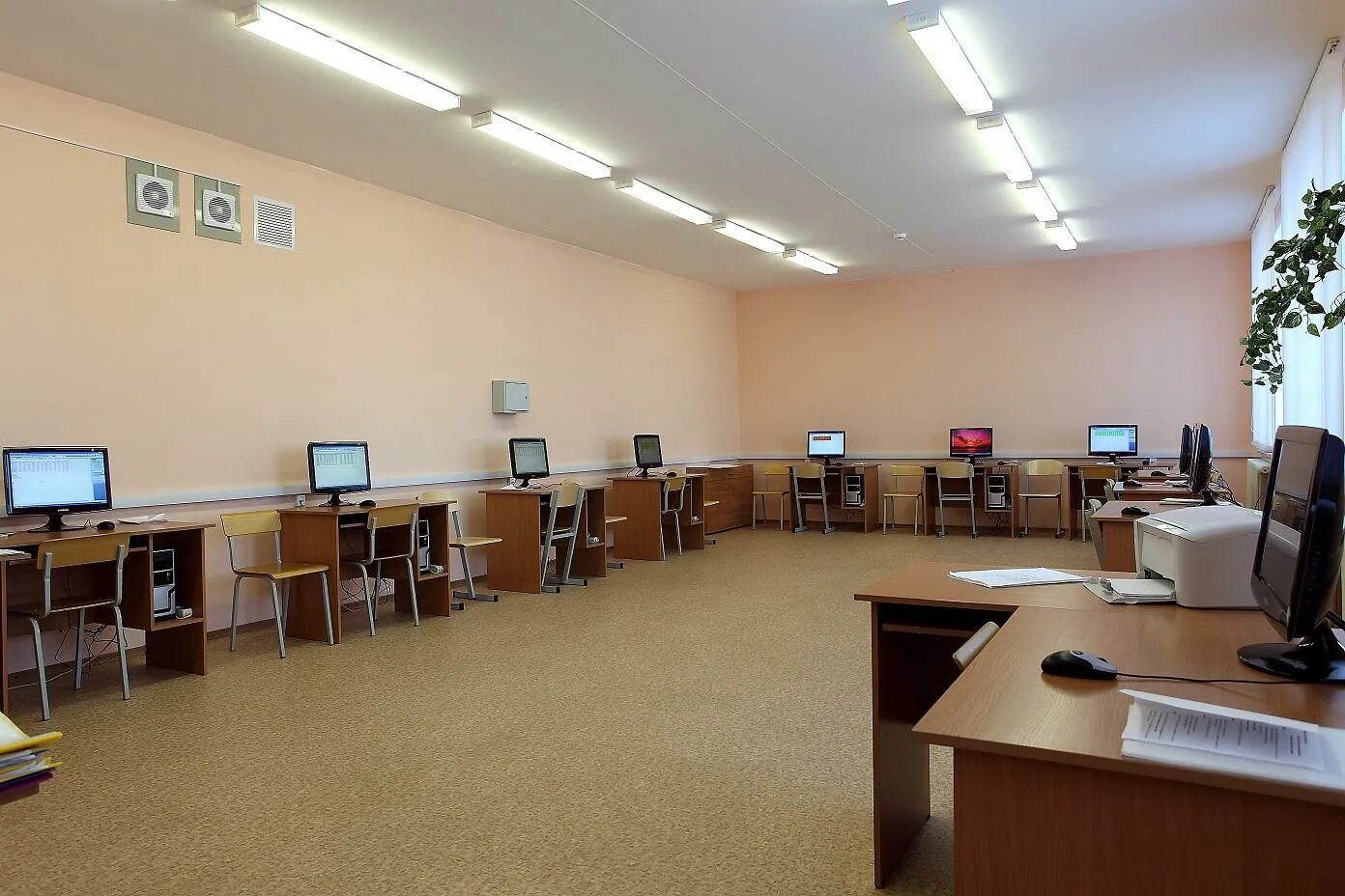 Площадь кабинета информатики. Современные компьютерные классы. Освещение в компьютерном классе. Компьютерный класс. Учебное помещение.
