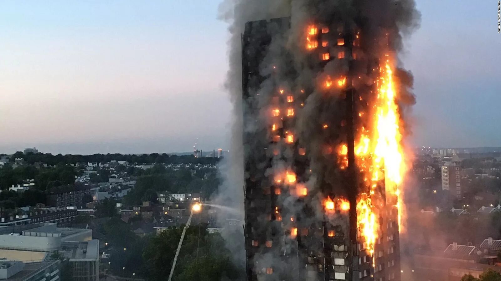 Горит небоскреб. Пожар в здании Grenfell Tower в Лондоне. Гренфелл Тауэр пожар. Пожар в Гренфелл 2017 год Лондон. Пожар в Лондоне 14 июня 2017.