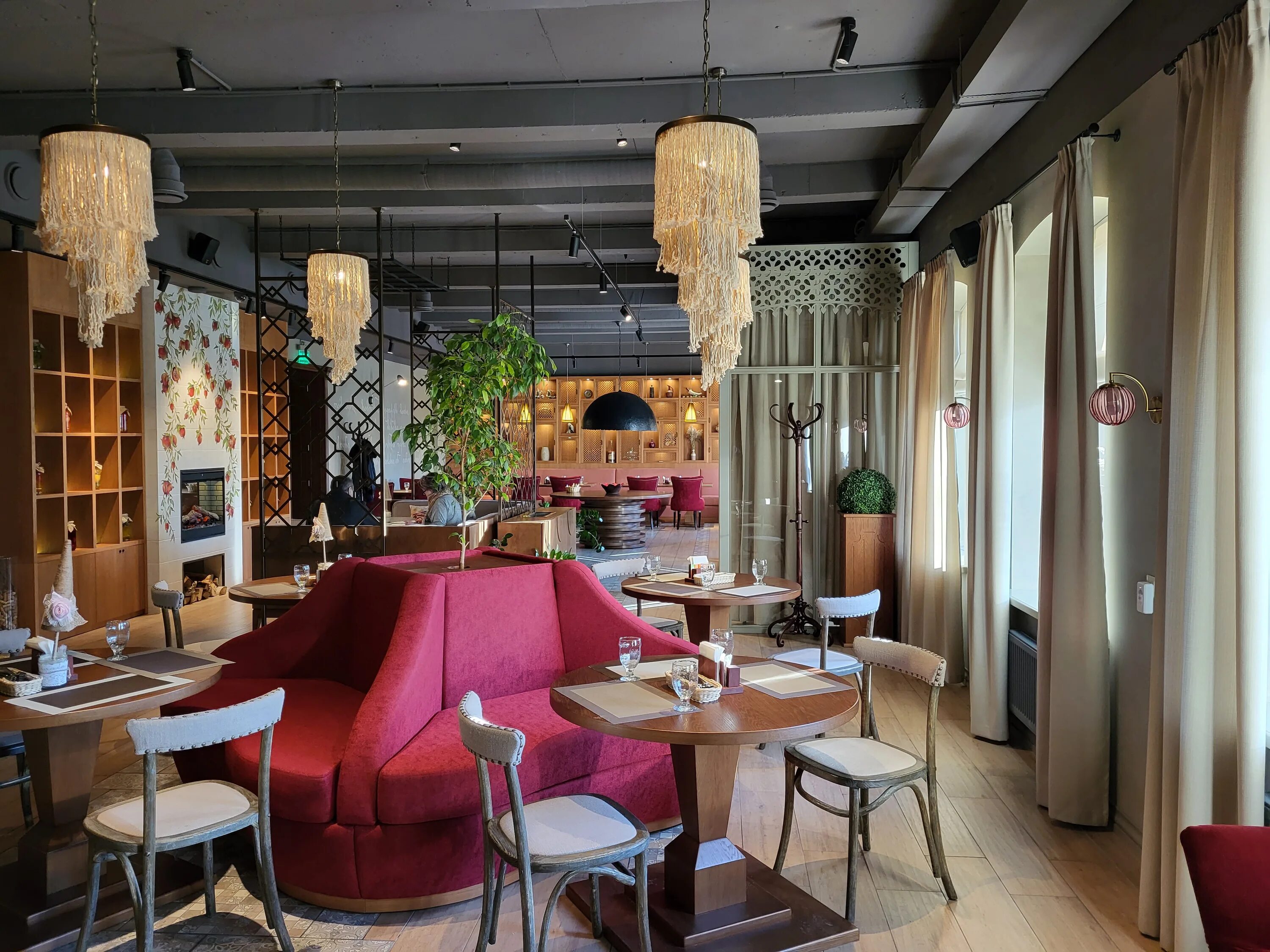 Ферма серпухов банкетный зал. Ресторан провинция серпухов. Провинциальная гостиница. Ресторан провинция серпухов. Plum сургут ресторан.