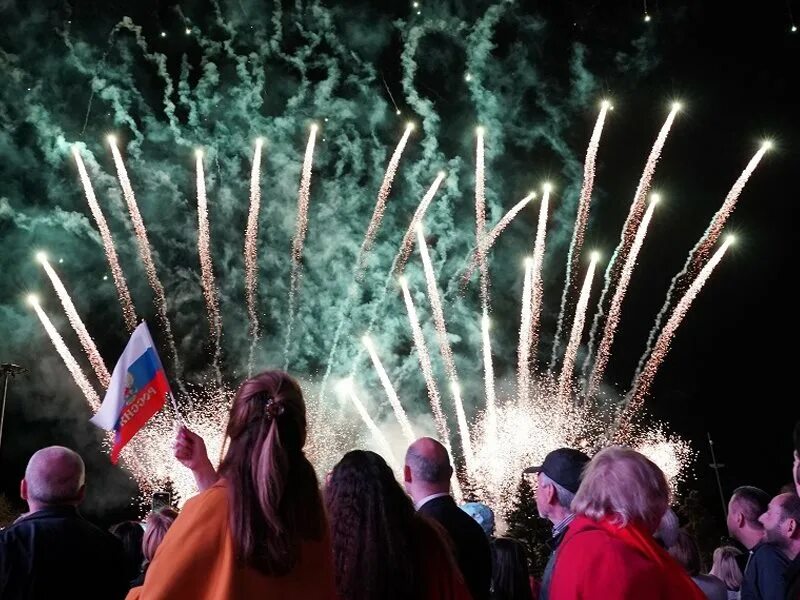 Почему был салют. Красивая девушка запускает салют. праздничного вечера. тема 9 мая салют. салют на площади 9 мая.