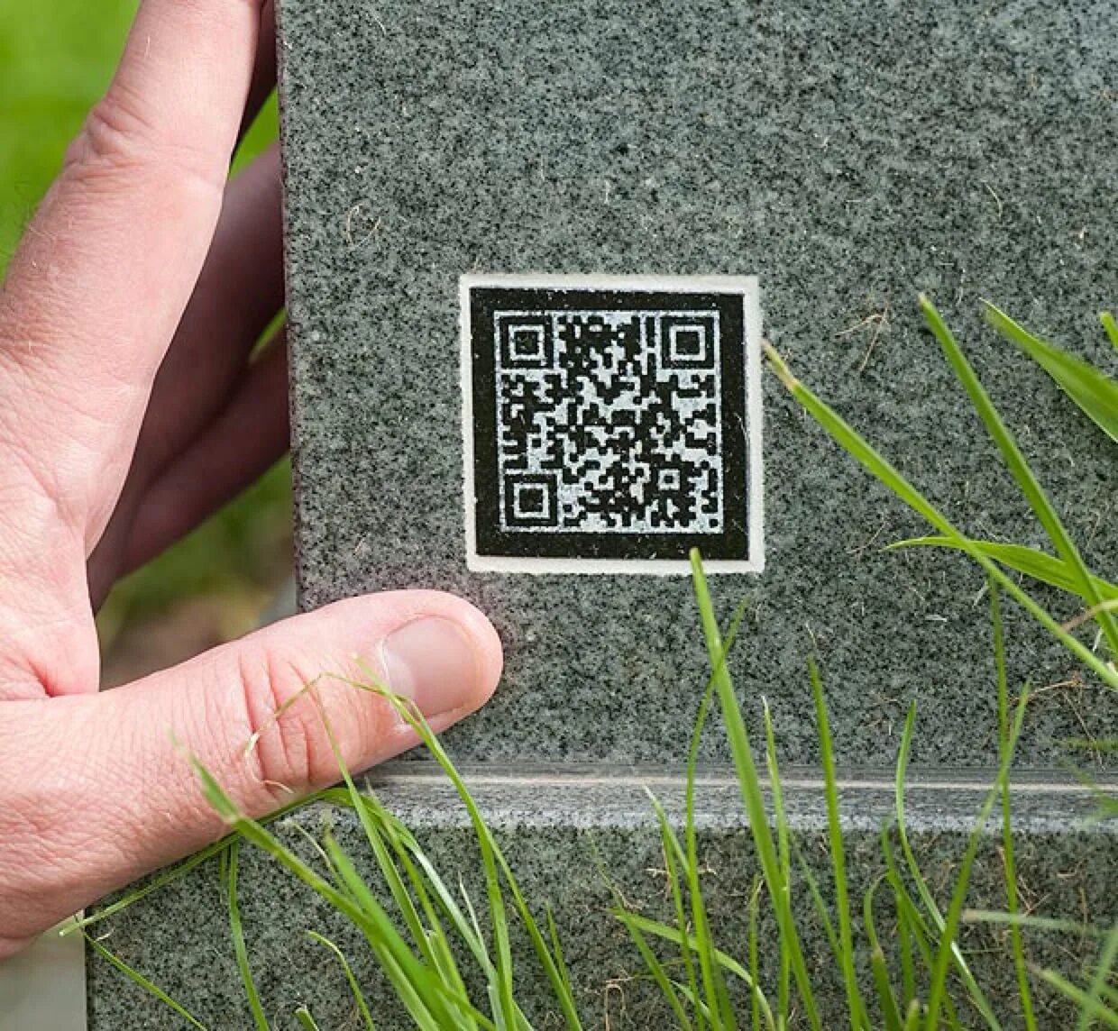 Зачем qr код на воде. Надгробия с qr кодом. qr код на памятниках. табличка с qr кодом. qr код на могиле.