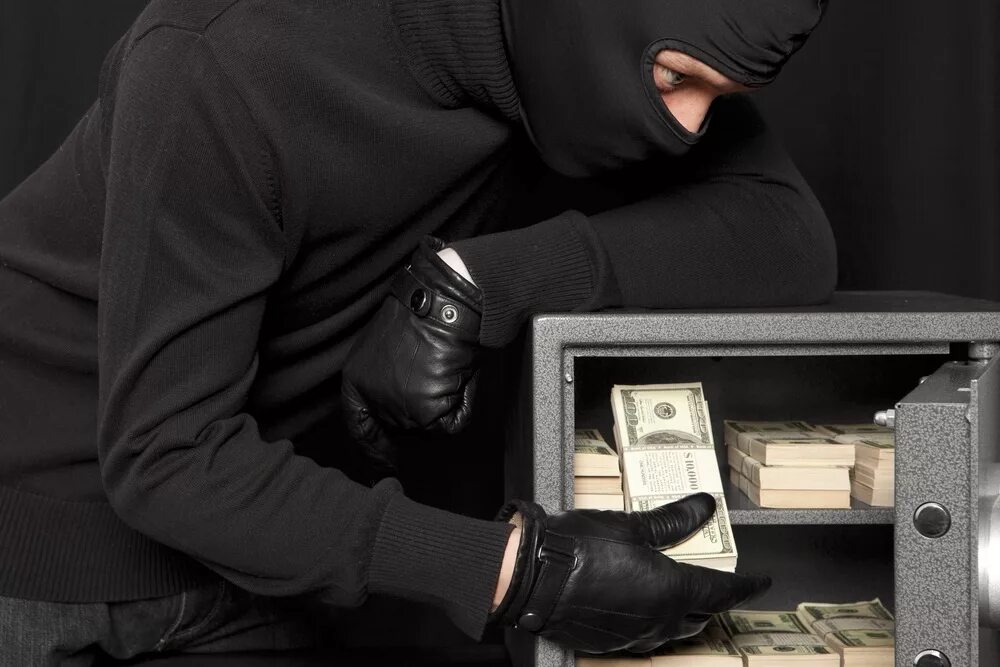 Украл деньги и телефон. Кража сейфа. Грабитель сейф. Украли сейф. Кража денег из сейфа.
