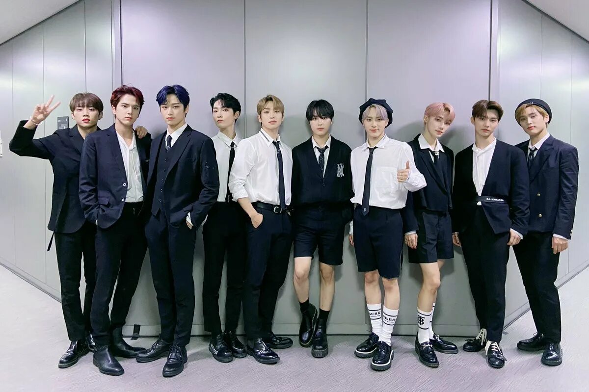 Mirae yubin. K pop группа ateez. Omega x kpop участники. Группа bts в москве 2014. Too kpop группа.