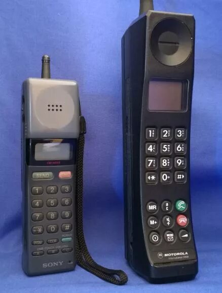 Телефон 1995 года. Мобильник Motorola GSM 1994. Мобильные телефоны 1995 года. Моторола кирпич. Motorola 3200.