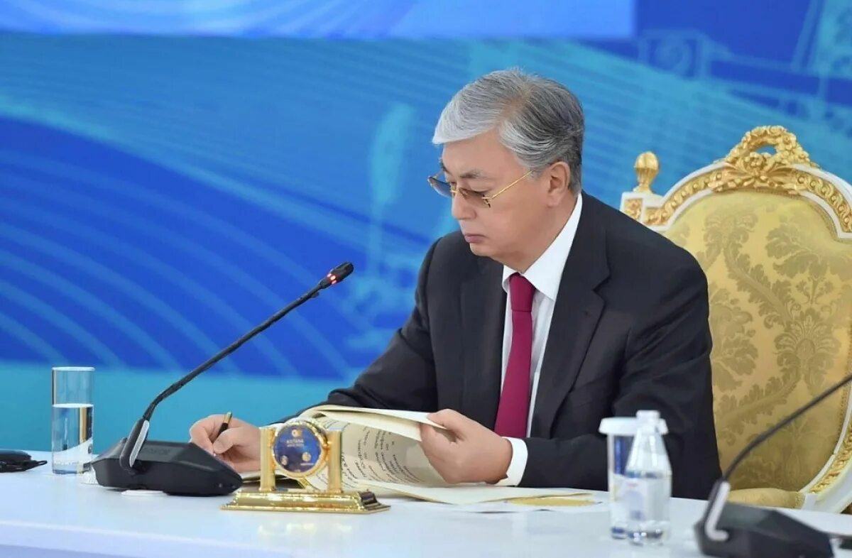 Президентская казахстана. Касым Жомарт Токаев подписывает. Курултай Токаев.