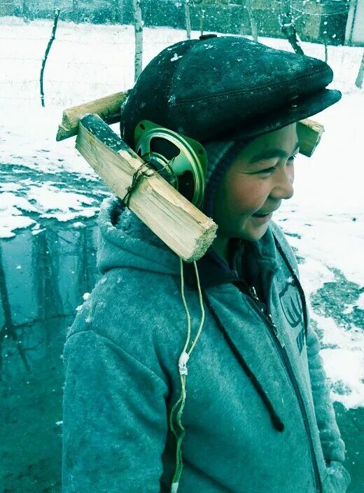 Самодельное мужик. Угарные наушники. Огромные наушнике на голове. Наушники из колонок. Наушники из динамиков.