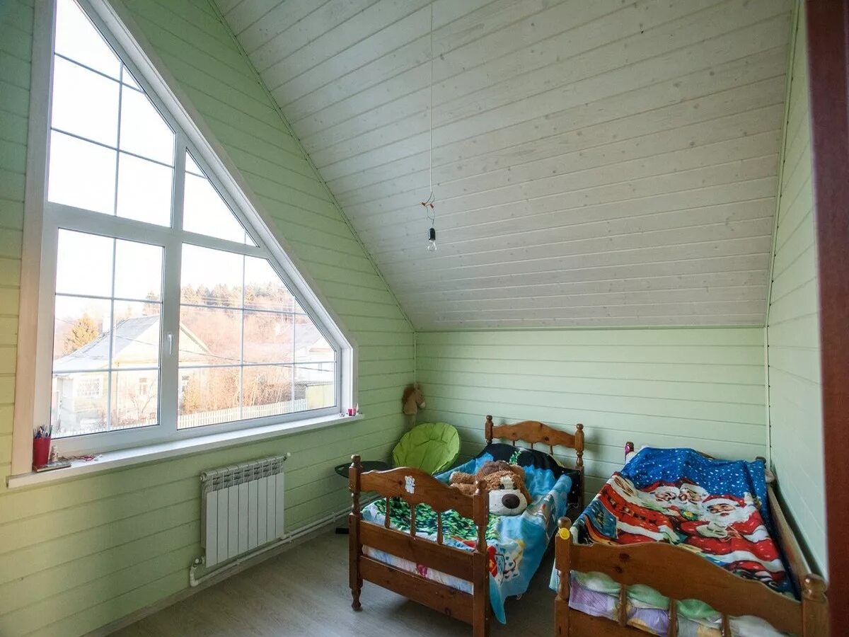 Покрасить вагонку на даче. Tikkurila зеленый имитация бруса. детская комната имитация бруса. дачный домик деревянный покрасить внутри. мансарда крашеная вагонка.