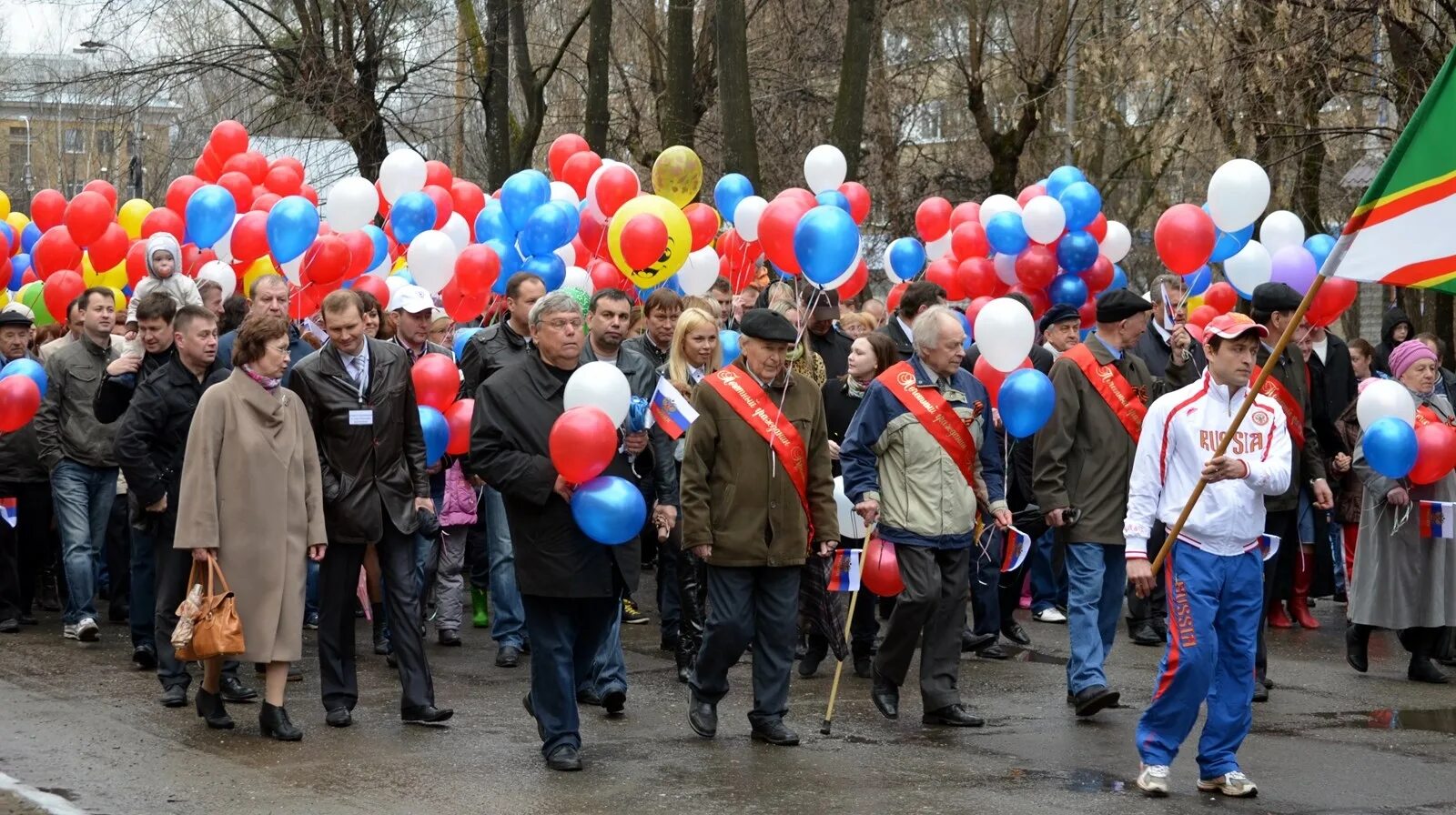 Что произошло 1 мая. Украшение колонны на 9 мая. Украшение колонны на 1 мая. Праздник весны и труда шествие. Колонна на 1 мая.