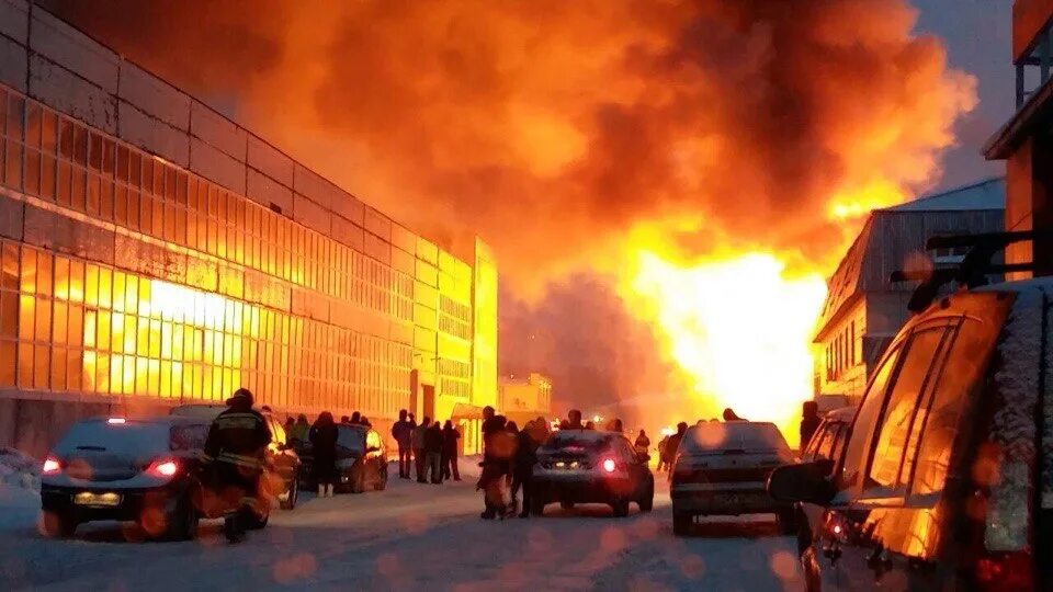Пожар общественного здания. Пожар в здании. пожары в общественных зданиях. пожар в общественном месте. пожар в уфе нижегородка.