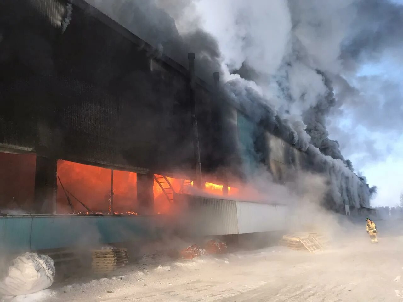 Сгорела фабрика. Пожар в Нижнекамске на заводе. Пожар на предприятии. Сгоревший завод. Пожары на производственных объектах.