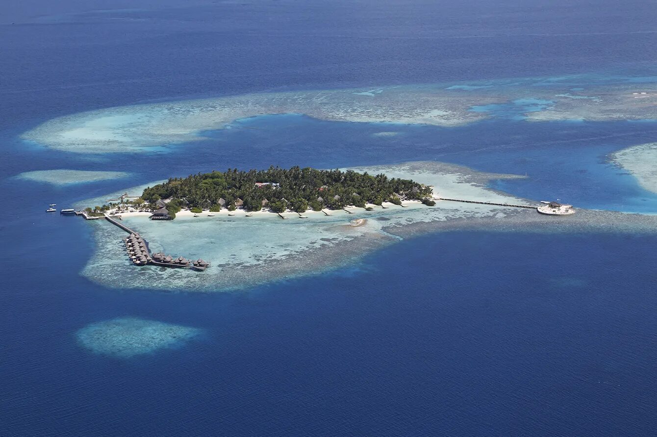Ари атолл мальдивы фото. Северный ари атолл. Гангехи мальдивы. Riu atoll мальдивы. Молокай остров.