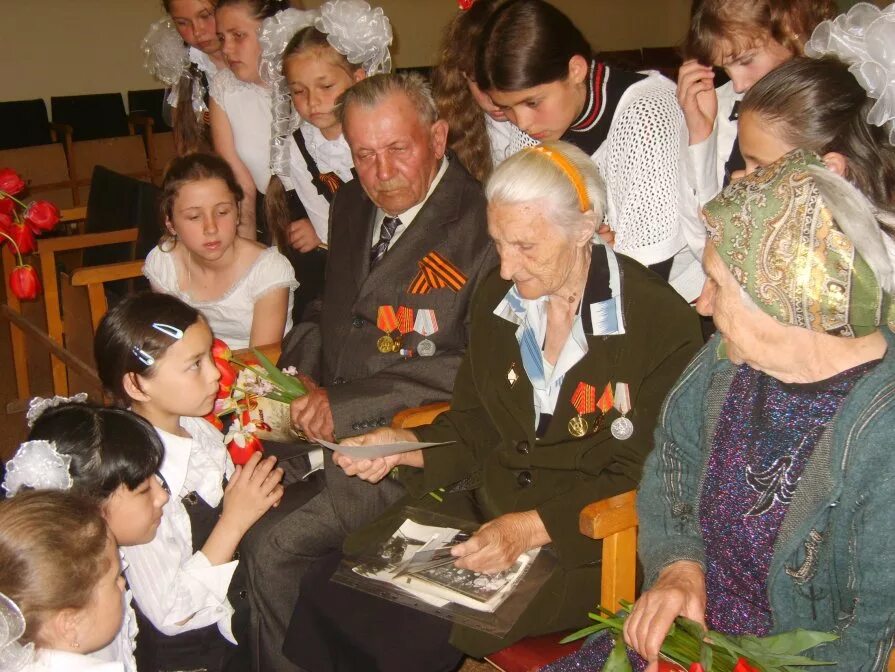 Общество дети войны. Встреча с ветеранами. Встреча детей с ветеранами. Встреча с ветеранами в школе. Ветераны и дети.