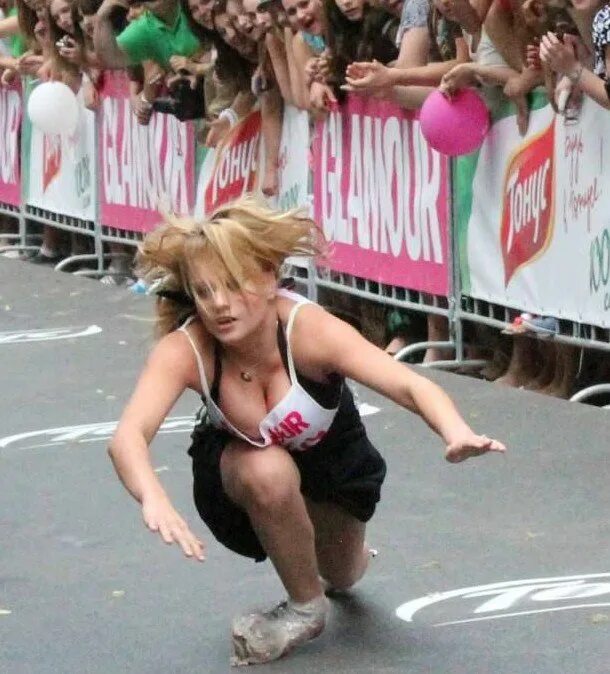 девушки жгут. современный огнемет. группа серебро в машине. девушки жгут. взъерошенная женщина.