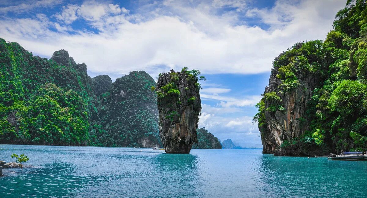 Two large islands. Остров Пхи-Пхи Таиланд. Остров Краби Таиланд. Остров Пхукет в Тайланде. Плато Корат Таиланд.