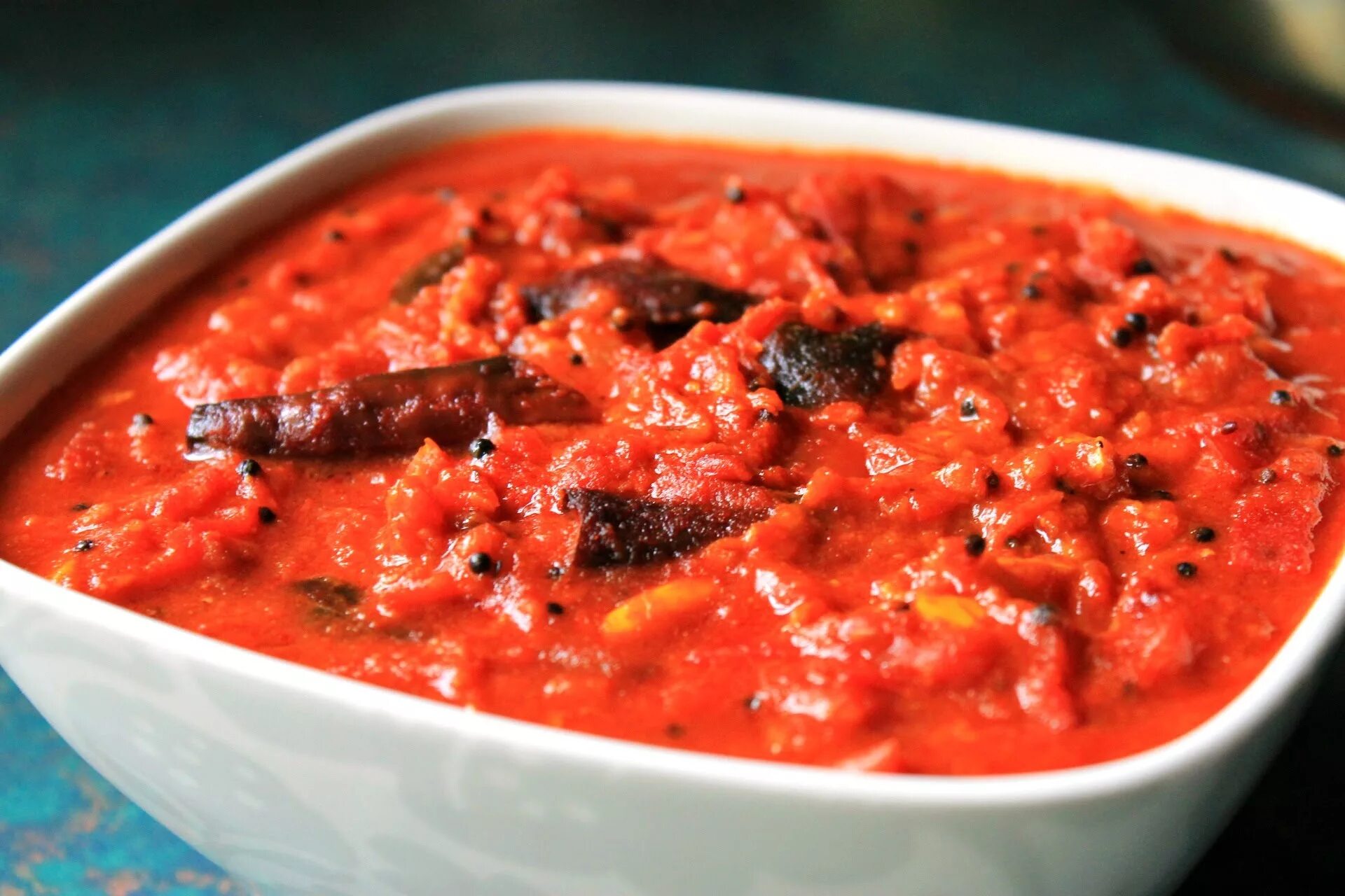 Tomato and onion and. Перец карри. Соус карри Чили. Блюдо карри без соуса. Карри петрушка.