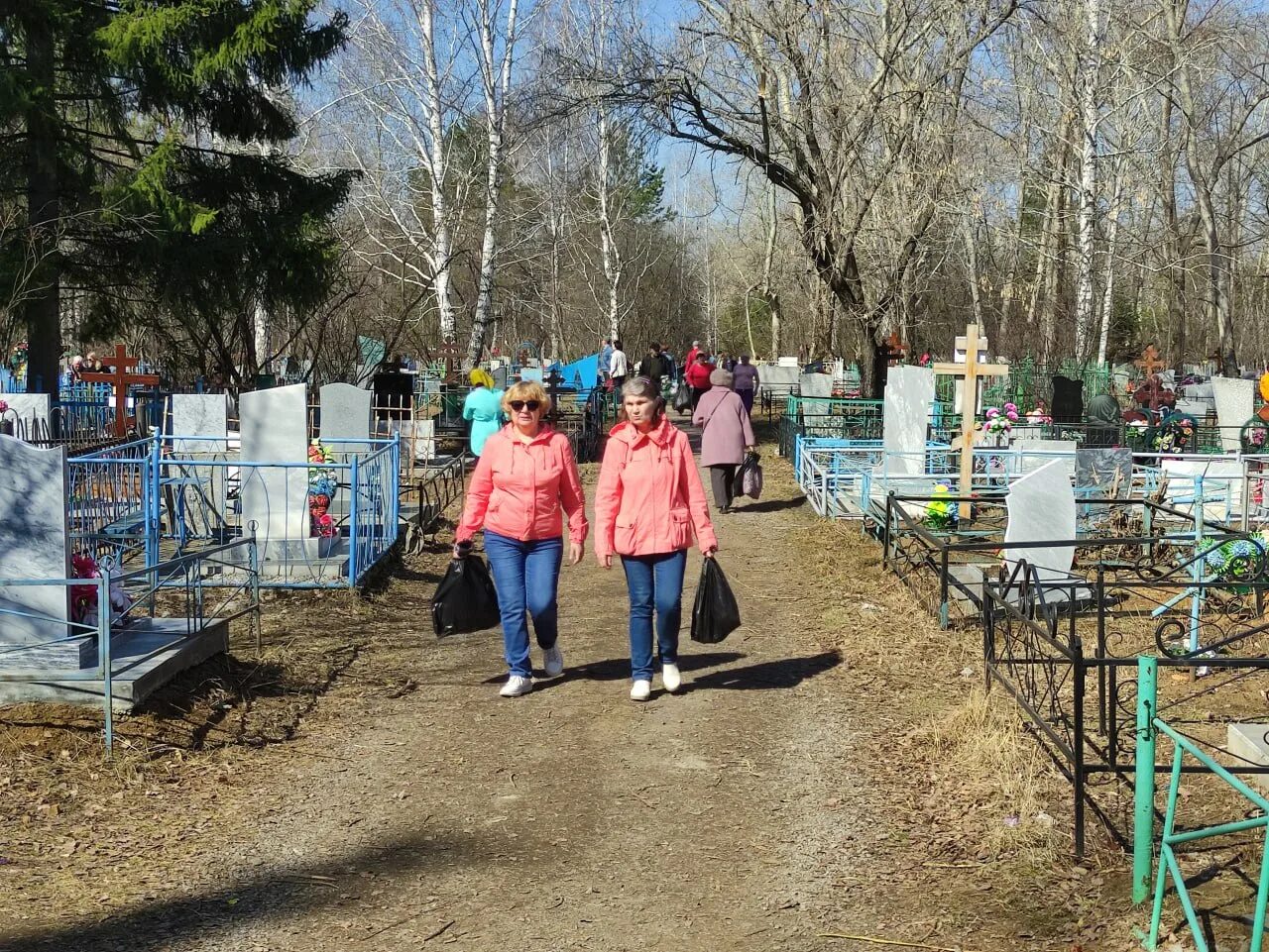 Что такое родительский день на кладбище. Блюда на радоницу на кладбище. Оренбургское кладбище. Северное кладбище. Радоница 2023.