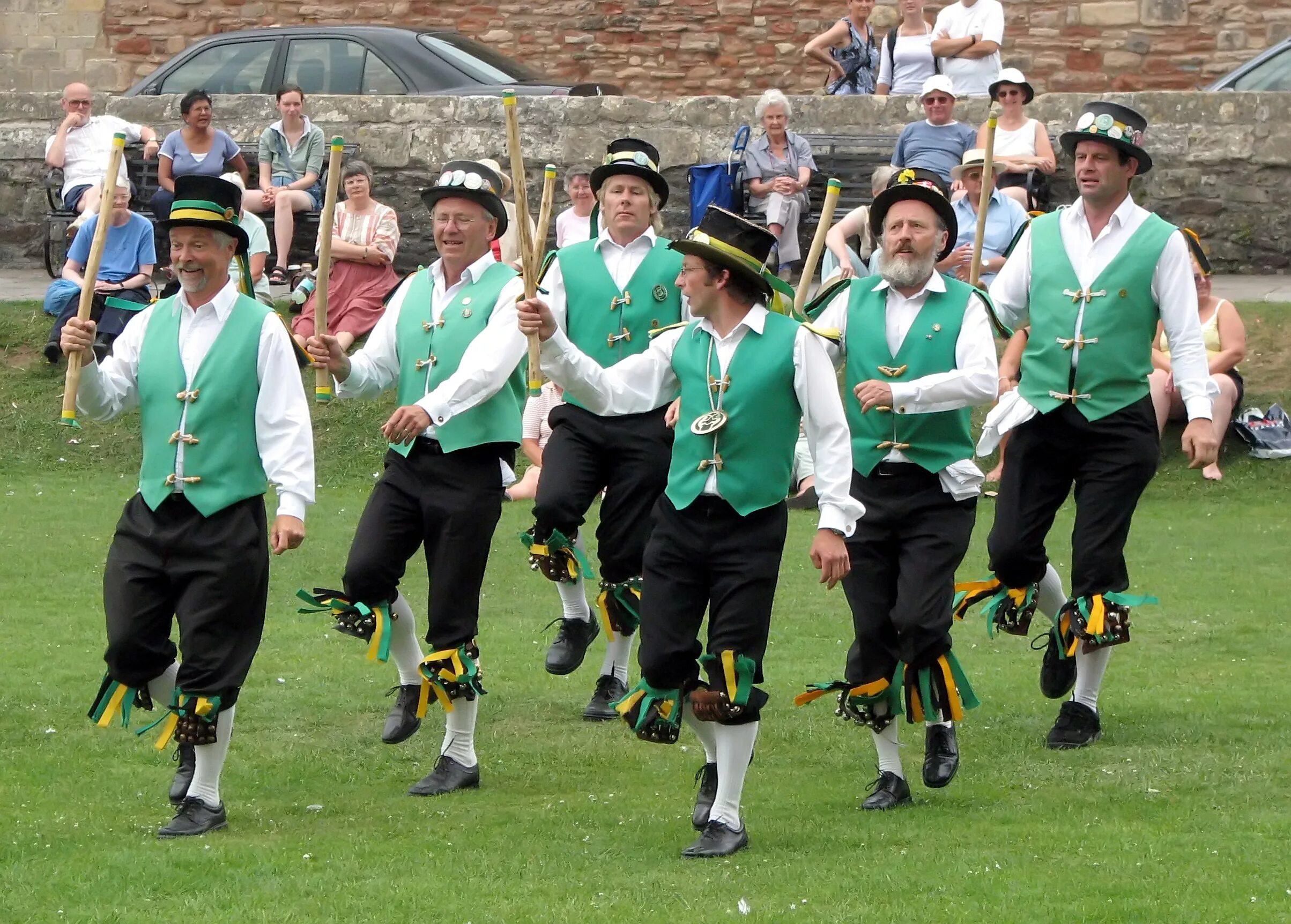 Irish traditions. Моррис дансинг Великобритания. Танец англичан Моррис. Моррис танцы в Британии. Morris Dancers в Великобритании.