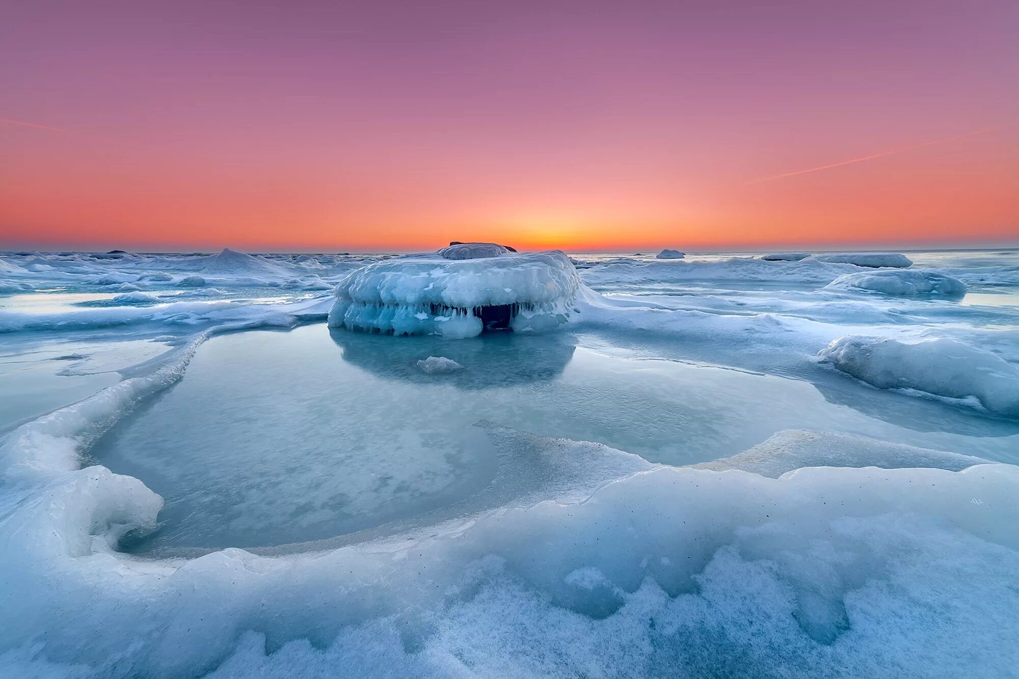 Холодный восток. Озеро Восток в Антарктиде. Озеро подо льдом в Антарктиде Восток. Реликтовое озеро Восток. Подледное озеро Восток в Антарктиде.
