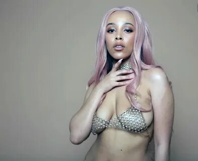 Check out the new collection of a few Doja Cat naked tits photos! 