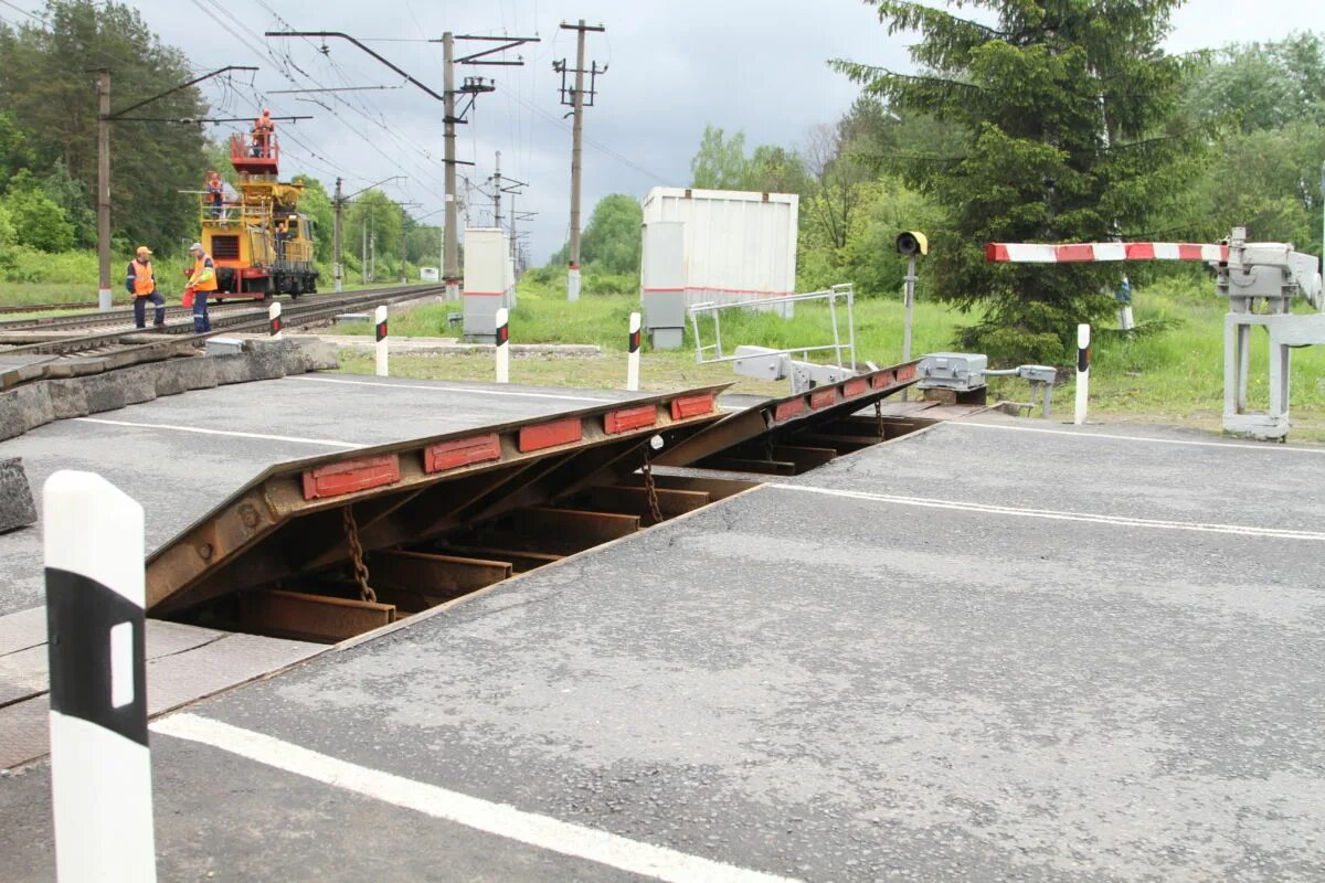 Переезд 133 км в Шатуре. 133 Км перегона Шатура Кривандино. Резиножелезобетонные настилы железнодорожных переездов. Железнодорожный переезд. Работники жд переезда