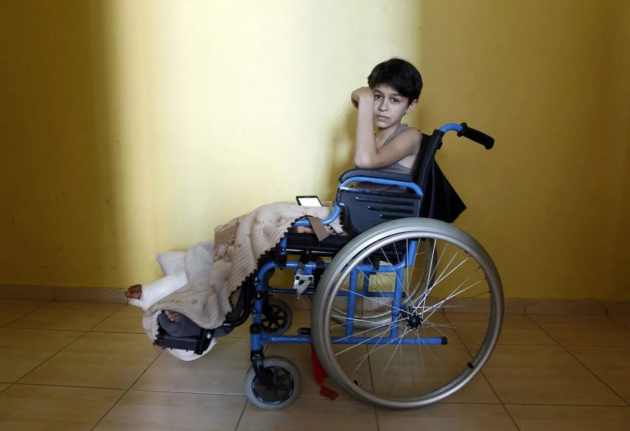 Каким то дряхлым инвалидом. Мальчик в инвалидной коляске. Люди с ограниченными возможностями. Подросток в инвалидной коляске. Коляска для детей инвалидов.