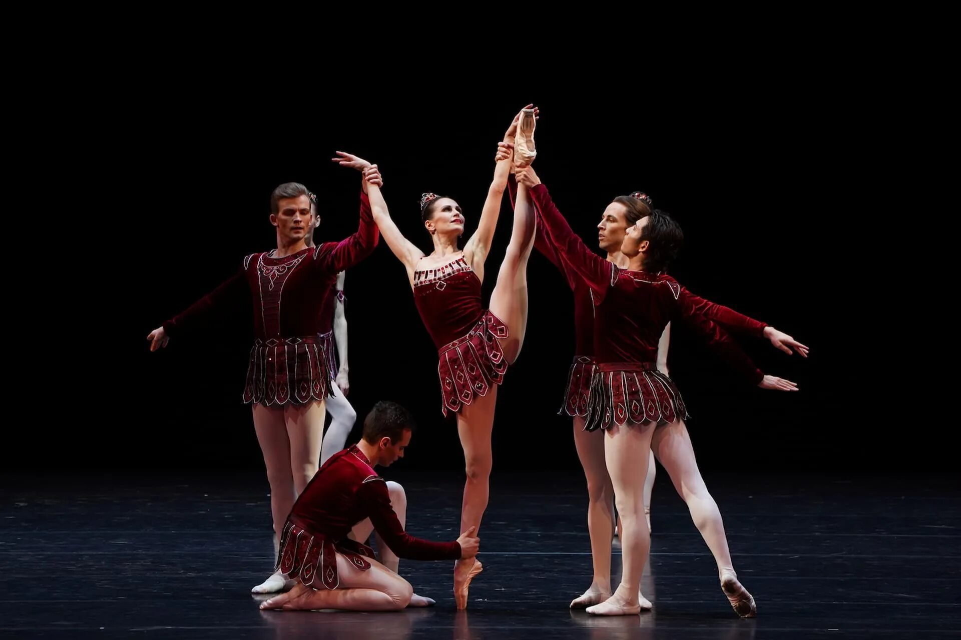 Балет драгоценности баланчина. Драгоценности баланчин большой театр. Балет драгоценности баланчина. Джордж баланчин драгоценности балет. Балет драгоценности баланчина.