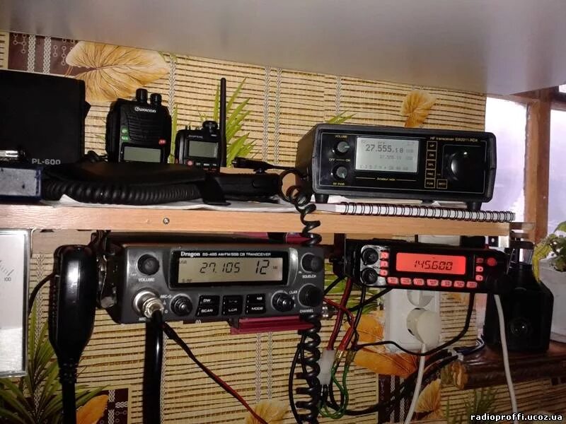 Радиоприемник 27.135 МГЦ. Рации для радиолюбителей. Стол радиолюбителя для радиостанций. Радиолюбительский ретранслятор.