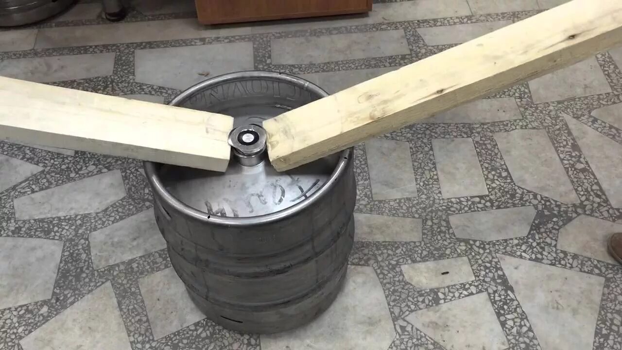 Как открыть пивную кегу пластиковую. Key Keg f фитинг. Ключ для пивной кеги фитинг а. Кантователь пивных кег. Приспособление для открывания кег.