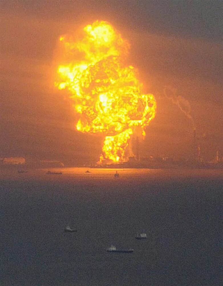 АЭС Фукусима-1 взрыв. Атомный взрыв в Японии 2011. Взрыв на Фукусиме. Фукусима взрыв. Звезда землетрясение