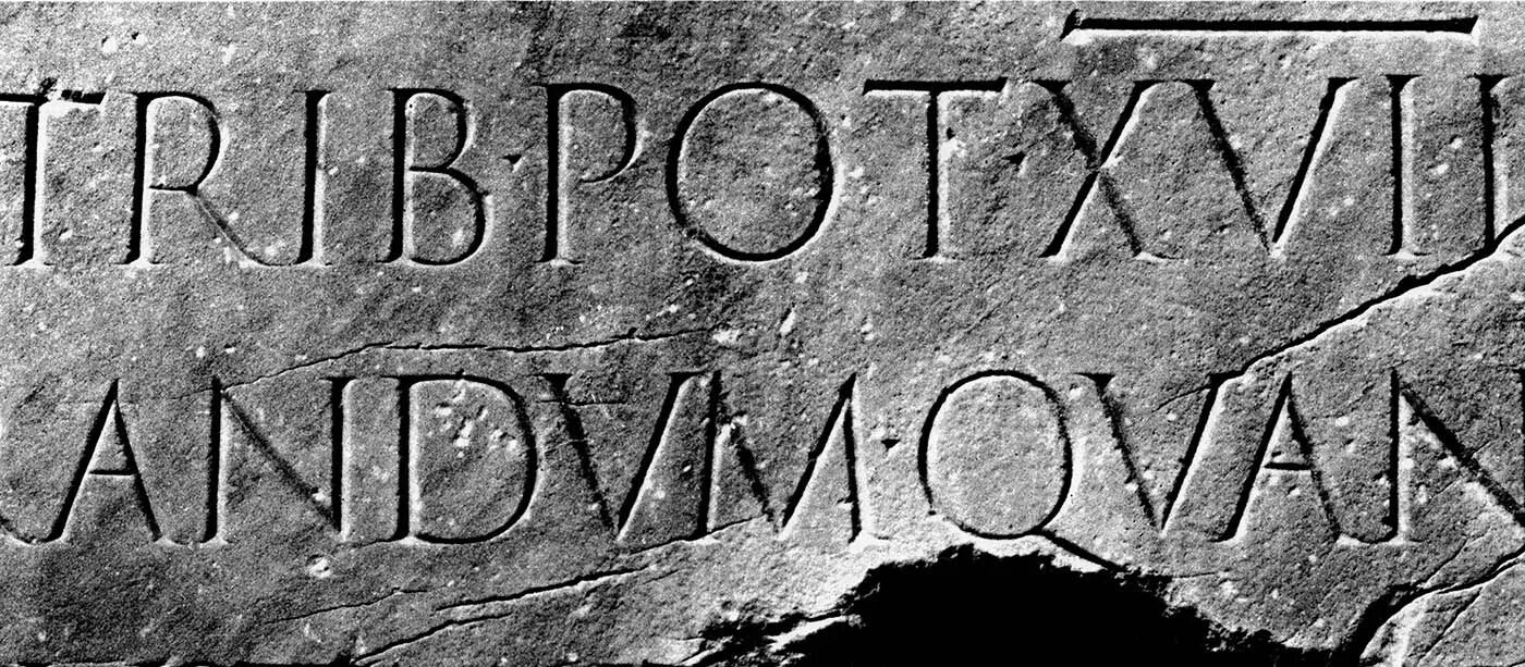 Античные надписи. Древнеримские надписи. Древние римские надписи. Римские надписи на Камне. Древний рим 4 буквы