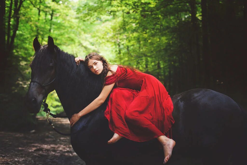 Света кон. Девушка на коне. Фотосессия с лошадью в платье. Девушка в Красном платье на лошади. Фотосессия с лошадью в длинном платье.