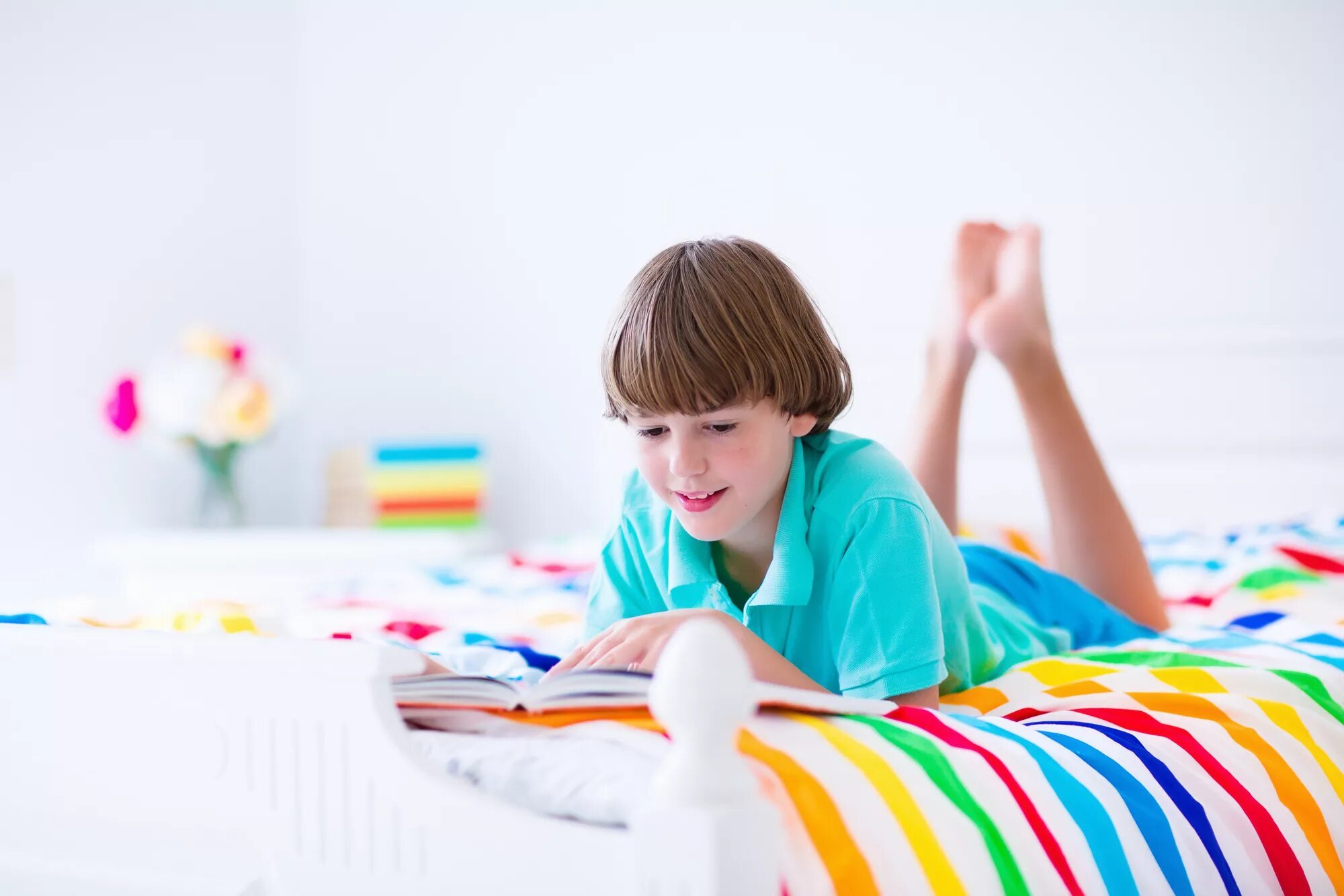 Школьник читвео в кровати. Дети в беде. Children read books. Мальчик из школы в кровать. Homework in the afternoon