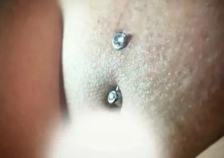 Qizlar bilan semiz qora xorozlarni tomosha qiling