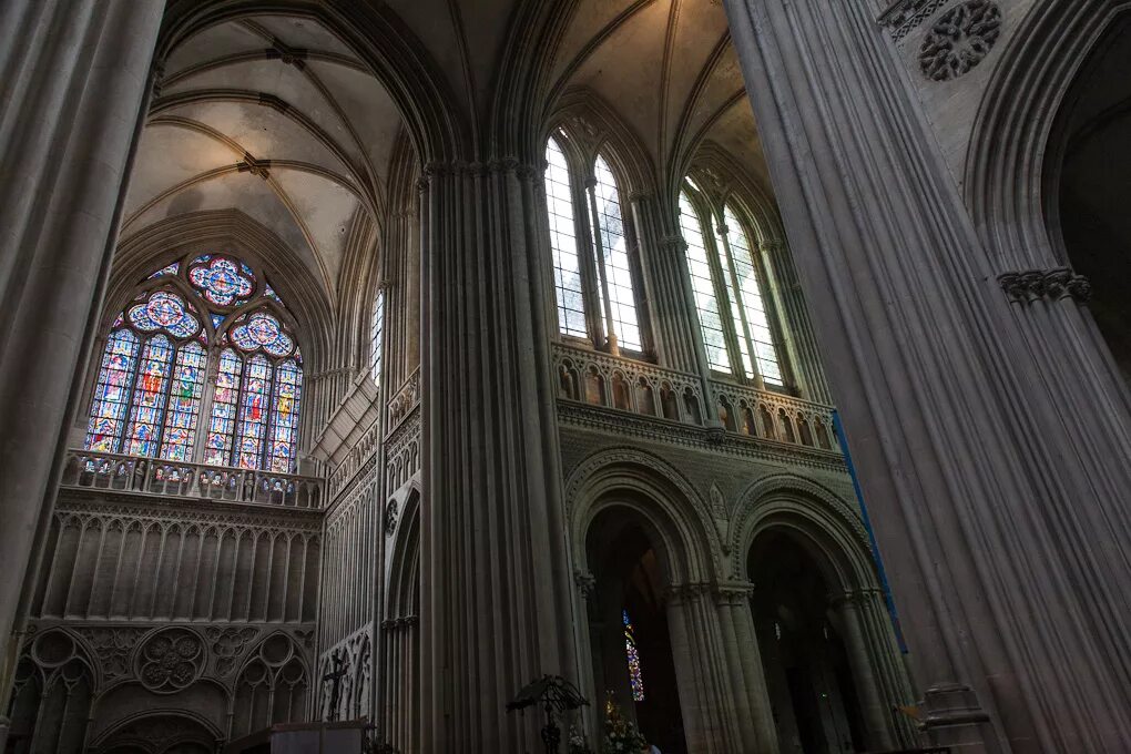 трансепт. базилики сен-дени (1130—1148: западный фасад, нартекс, и деамбулаторий. деамбулаторий в романских соборах. трансепт в архитектуре это. трансепт поперечный неф.