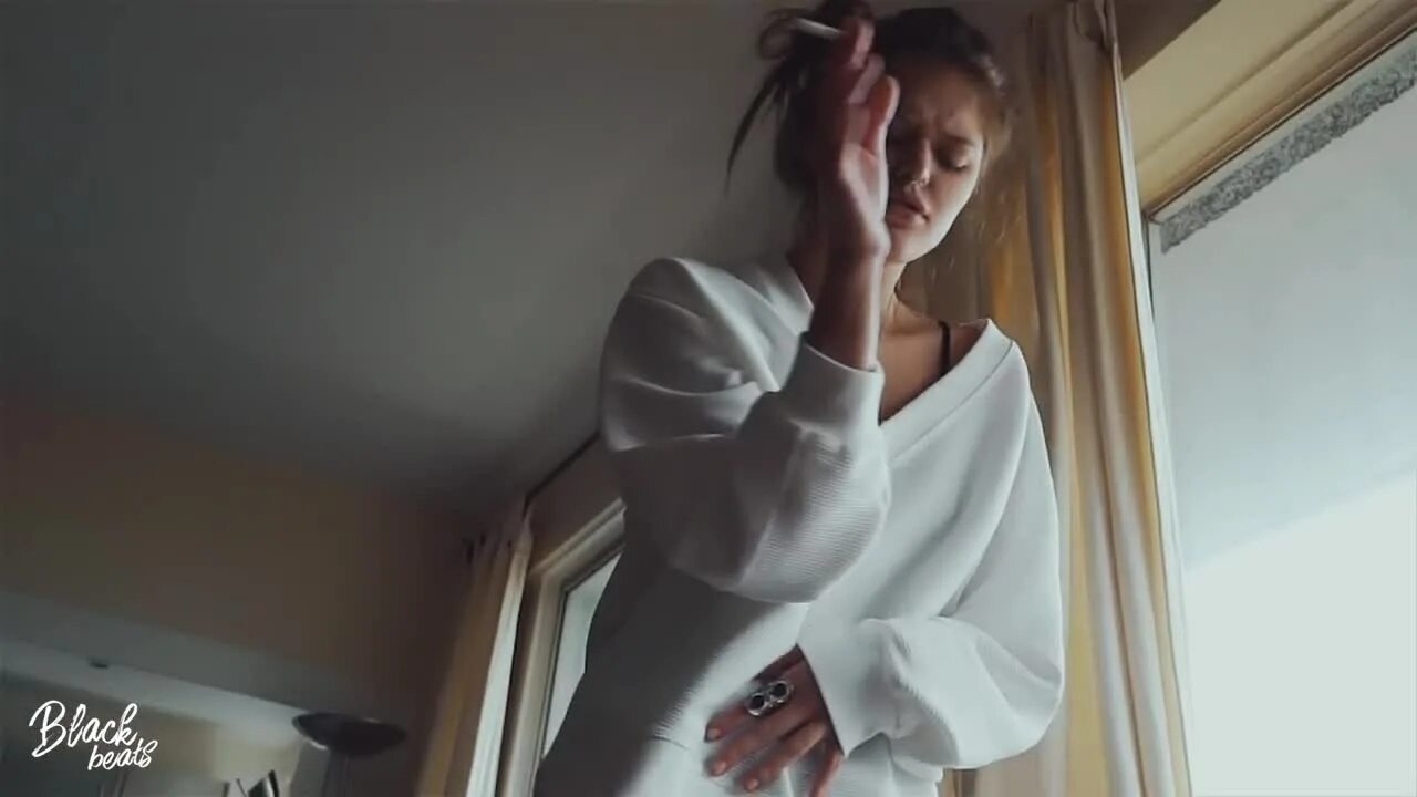 Я бычок подниму текст. Пошел по комнате дымок кто поет. Дымом лечилась. Певица поет шепотом и плачет. Пошел по комнате дымок кто поет.