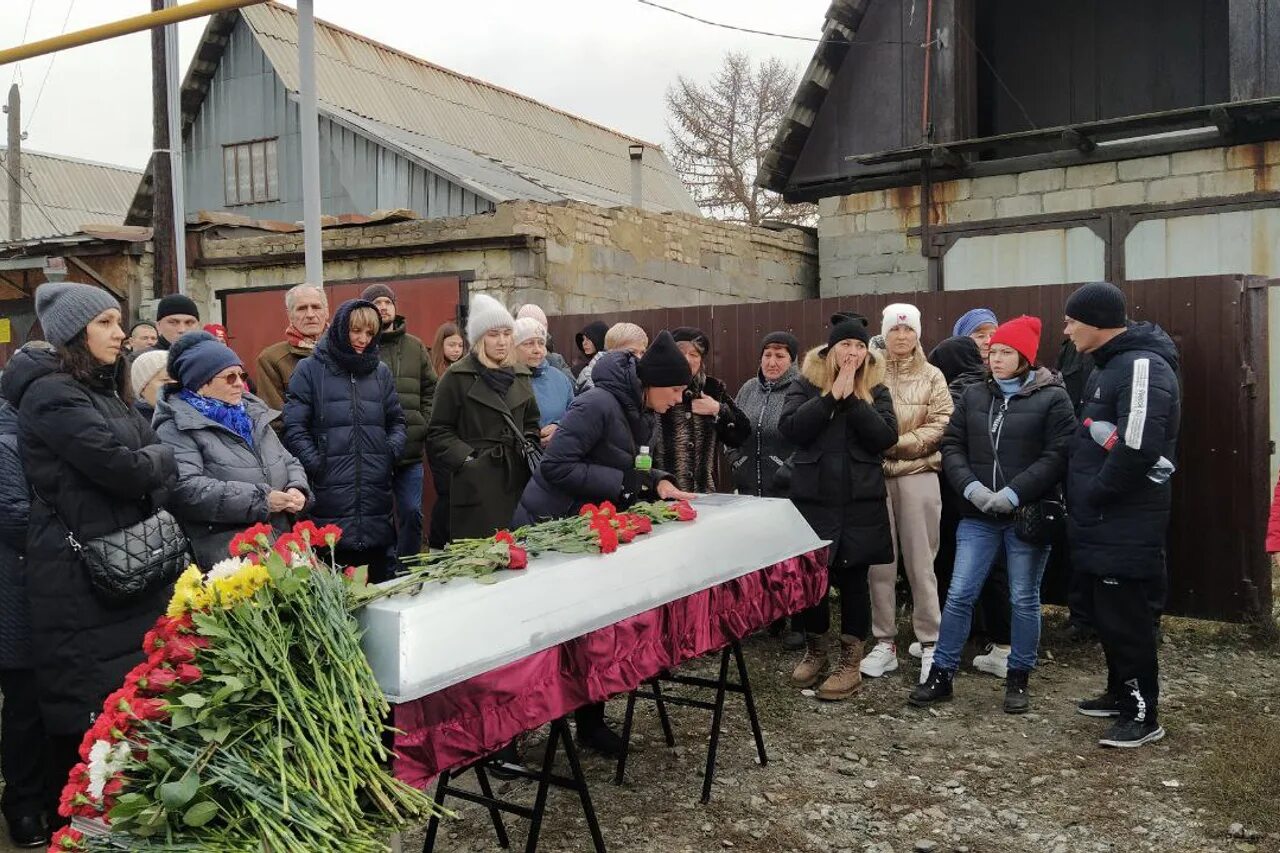 Простились с погибшим мобилизованным. Администрация Бобровского похорона. Прощание в Челябинской области. Сегодня в Челябинске простились с мобилизованным.