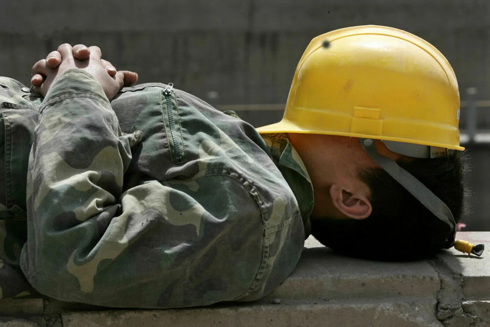 Рабочий засыпать. Человек в каске. работник спит. уставший рабочий. строитель спит.