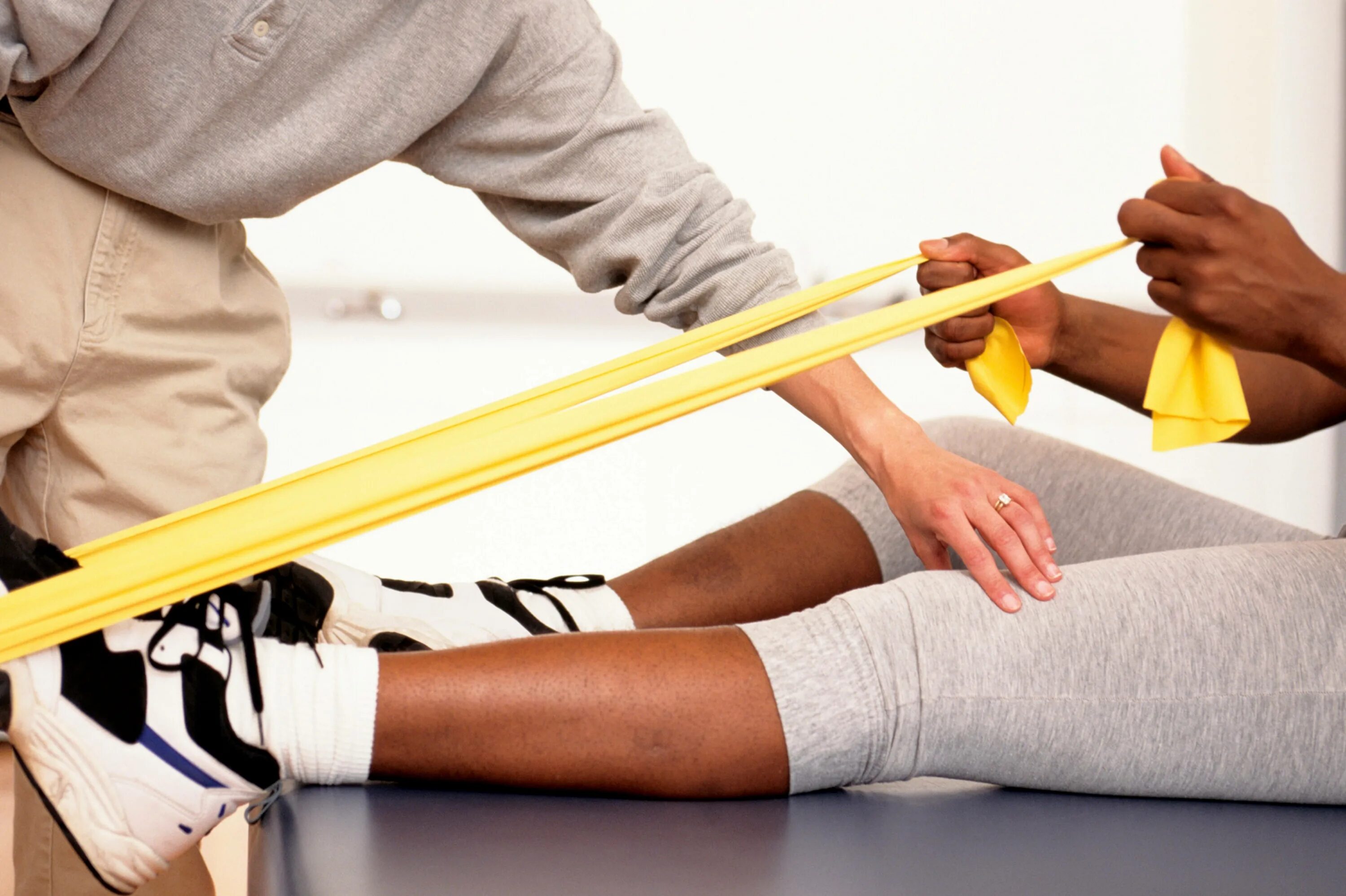 Время восстановления коленного сустава. Реабилитация после перелома. Резинка для разработки коленного сустава. Резинки для реабилитации после эндопротезирования. Реабилитация при переломах.