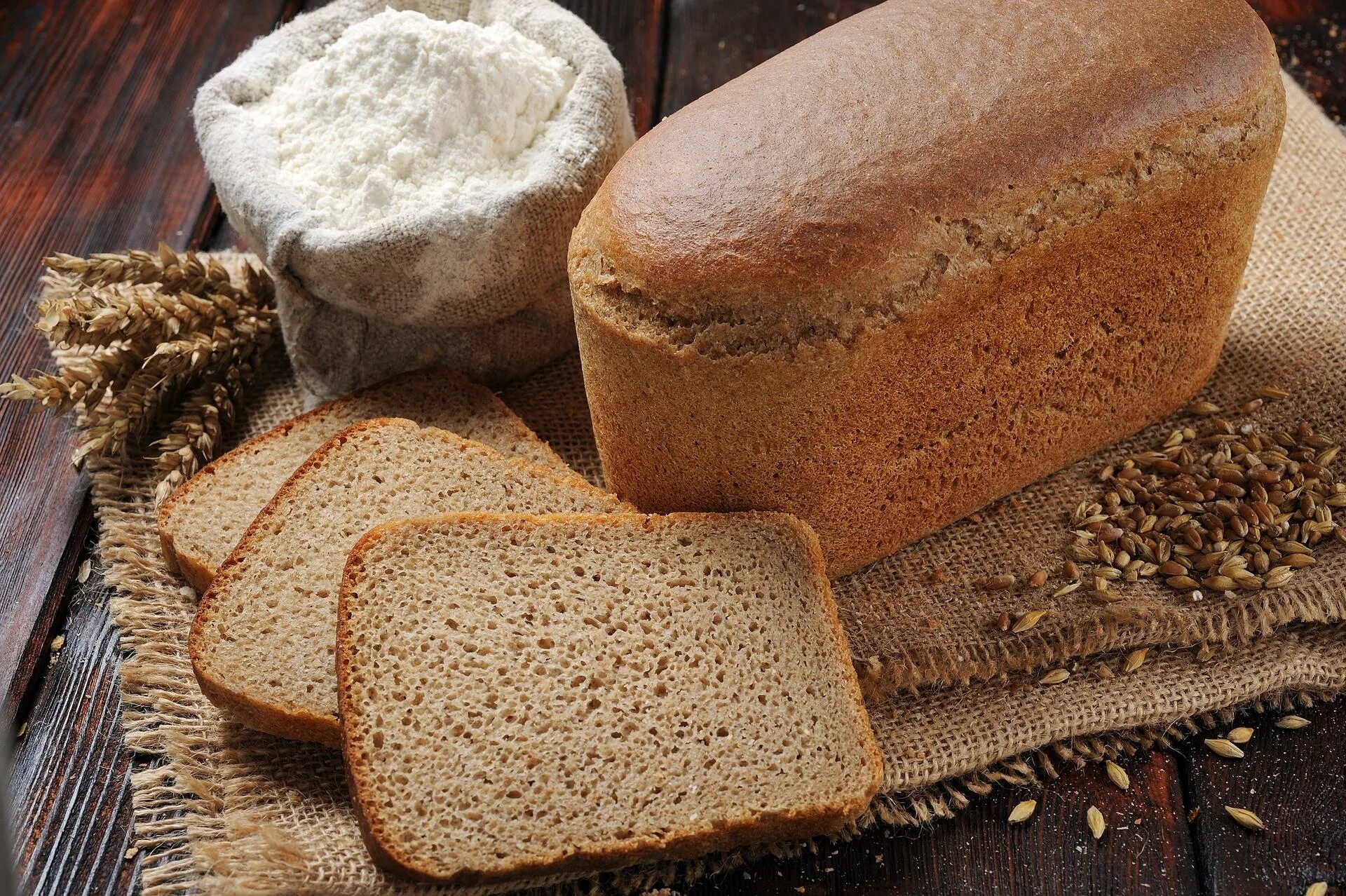 Пшеничный хлеб в форме. Ржано-пшеничный хлеб. Хлеб "Дарницкий" ржано-пшенич. Хлеб ржано-пшеничный 650гр. Рецептура ржано-пшеничного хлеба.