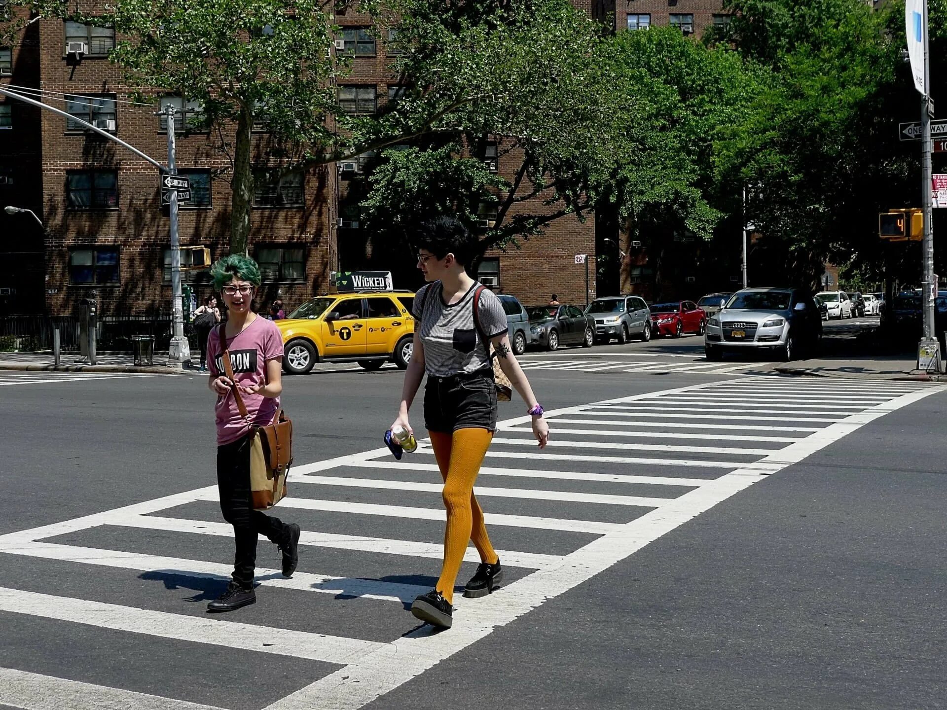 Стильная девушка в городе. Девушка на переходе. Пешеход. Фотосессия в переходе. Девушка на пешеходном переходе.