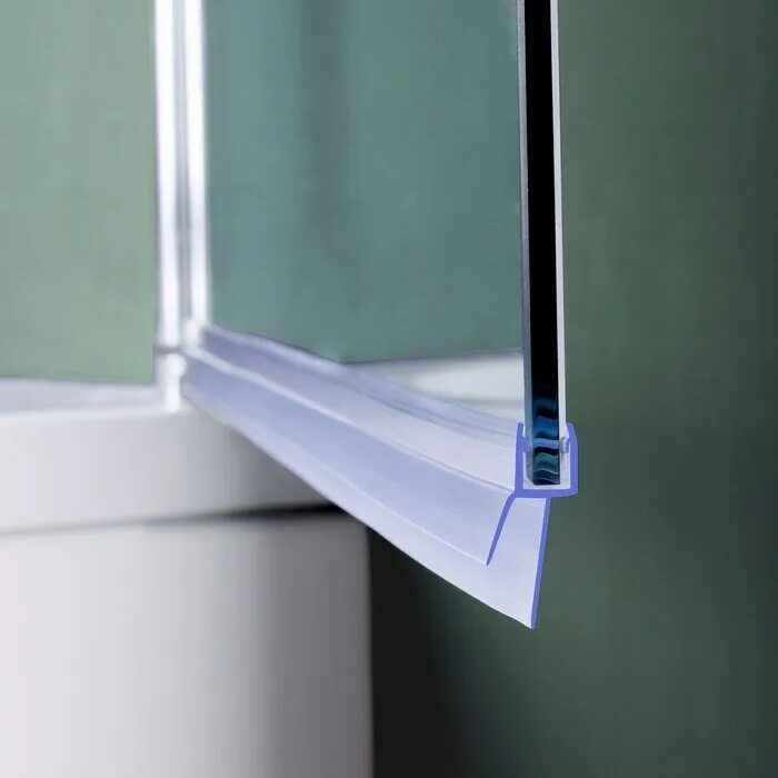 Нижний силиконовый уплотнитель для душевой двери для стекла 5-6 мм. Профиль силиконовый водоотсекатель 20мм. Уплотнитель для душевой двери 6мм. Уплотнительный профиль для душевой кабины. Профиль для душевой двери