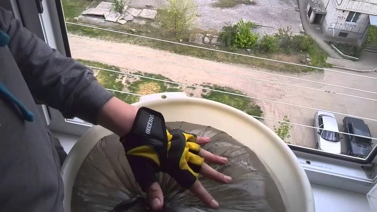 Сбросили пакет с водой. Сбросили пакет с водой. Сбросили пакет с водой. Пакетики с водой с балкона. Пакет с водой с балкона.