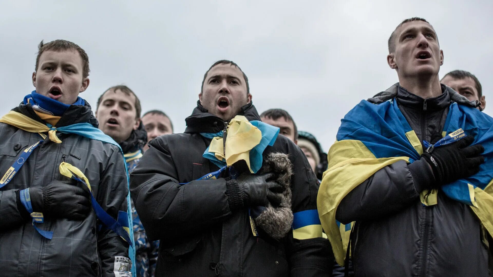 Русские жители на Украине. Украинцы поют. Поют гимн Украины. Украинцы поют гимн Украины. Ситуация на украинцев