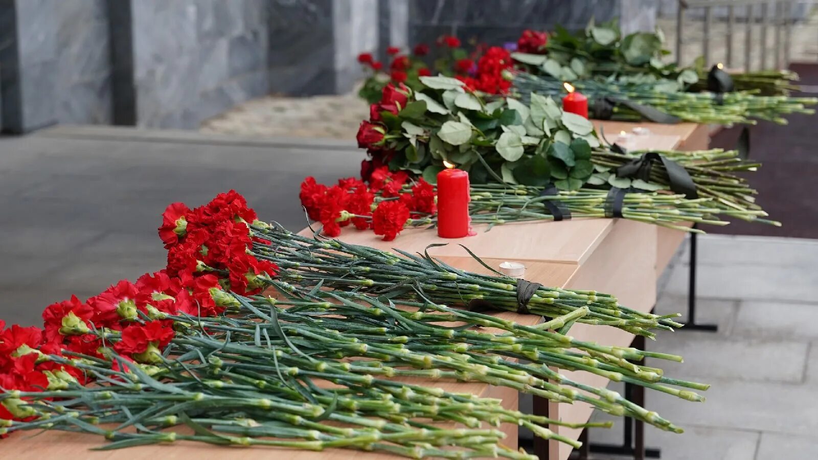 Цветы в память погибших в Ижевске. Помощь семьям погибших. ПГНИУ скорбим. Пермь соболезнуем. Будет ли траур по погибшим в крокусе