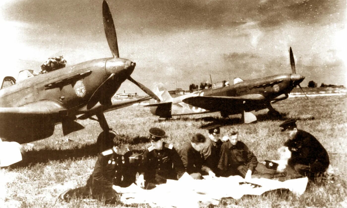 Самолет 1943 года. Кубанское воздушное сражение 1943. воздушные сражения на кубани в 1943 году. ввс чф 1941. самолёты великой отечественной войны 1943.