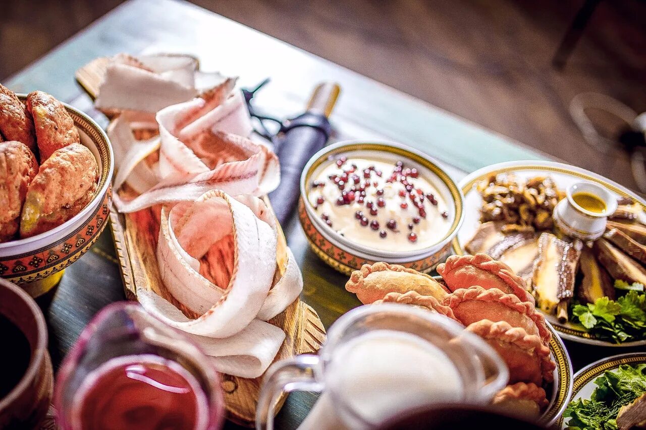 Фуд фотограф наталья оконешникова. Камелек якутская национальная посуда сайт. Гастрономический туризм. Якутские блюда из рыбы. Хаан еда якутов.