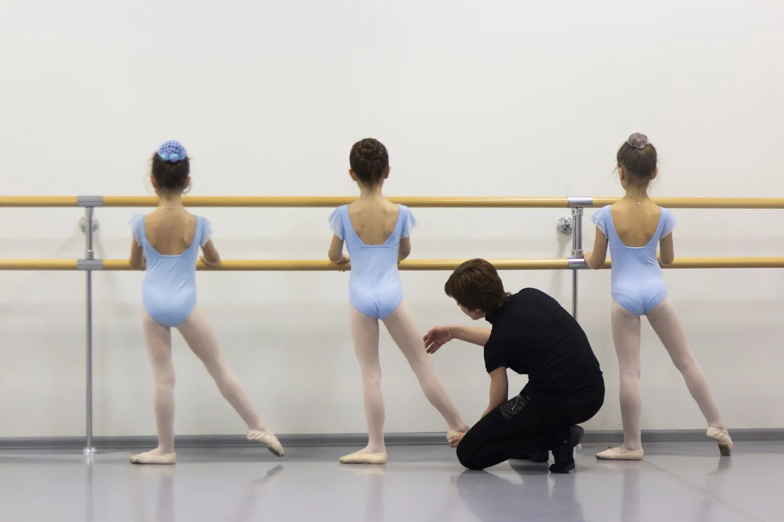 Школа балета уроки. Открытый урок в балетной школе. Занятия в балетной школе. Балетная школа девочки подростки.