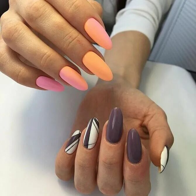 Ногти 2024 разные руки. Маникюр на разныхрцках. Ногти 2024 разные руки. Маникюр с разными цветами. Необычный маникюр.