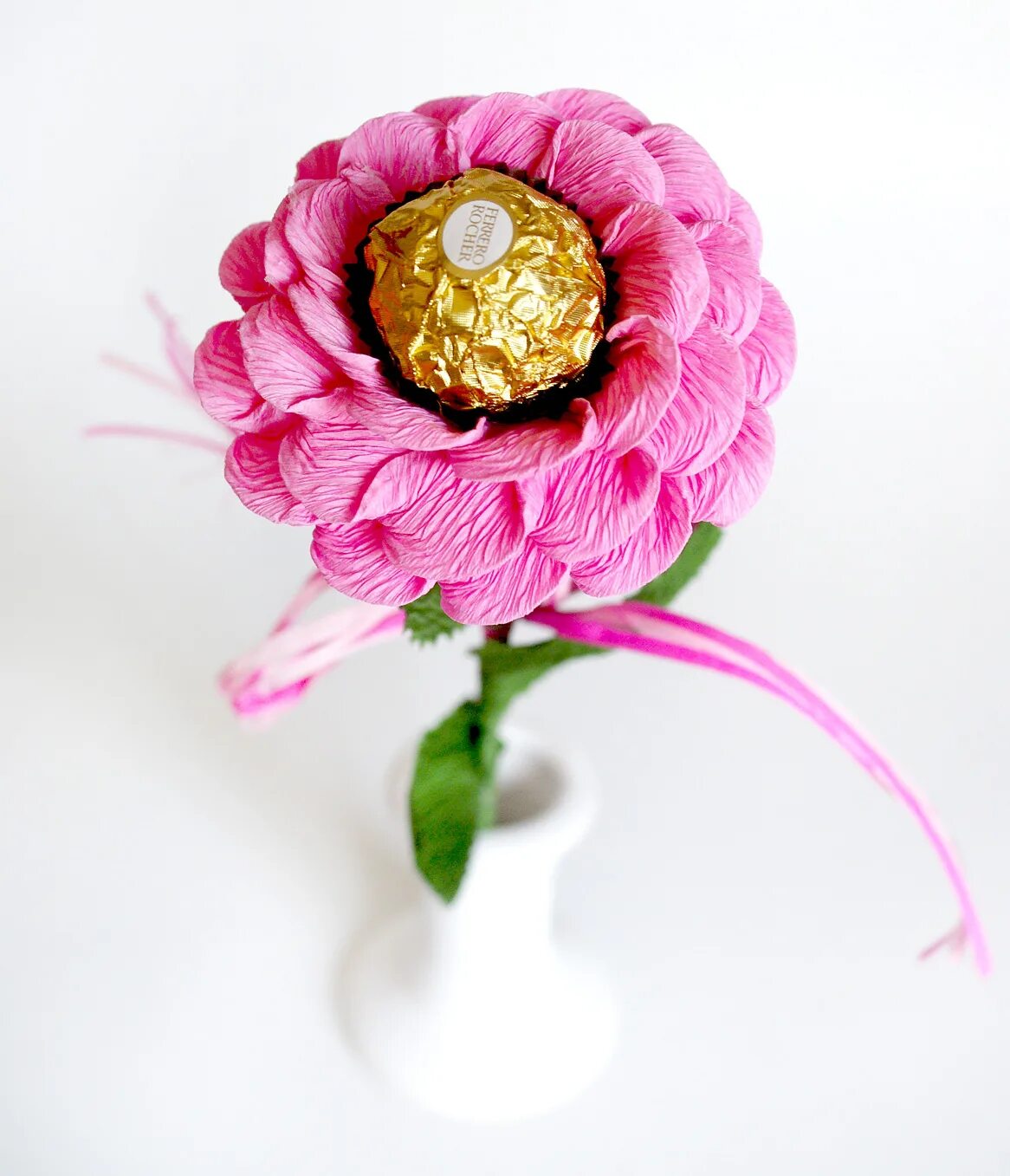 Цветы с конфетами. Небольшой сладкий букет. Букетик из конфет. Цветы из гафрированойбумаги. Цветочно конфетный букет.