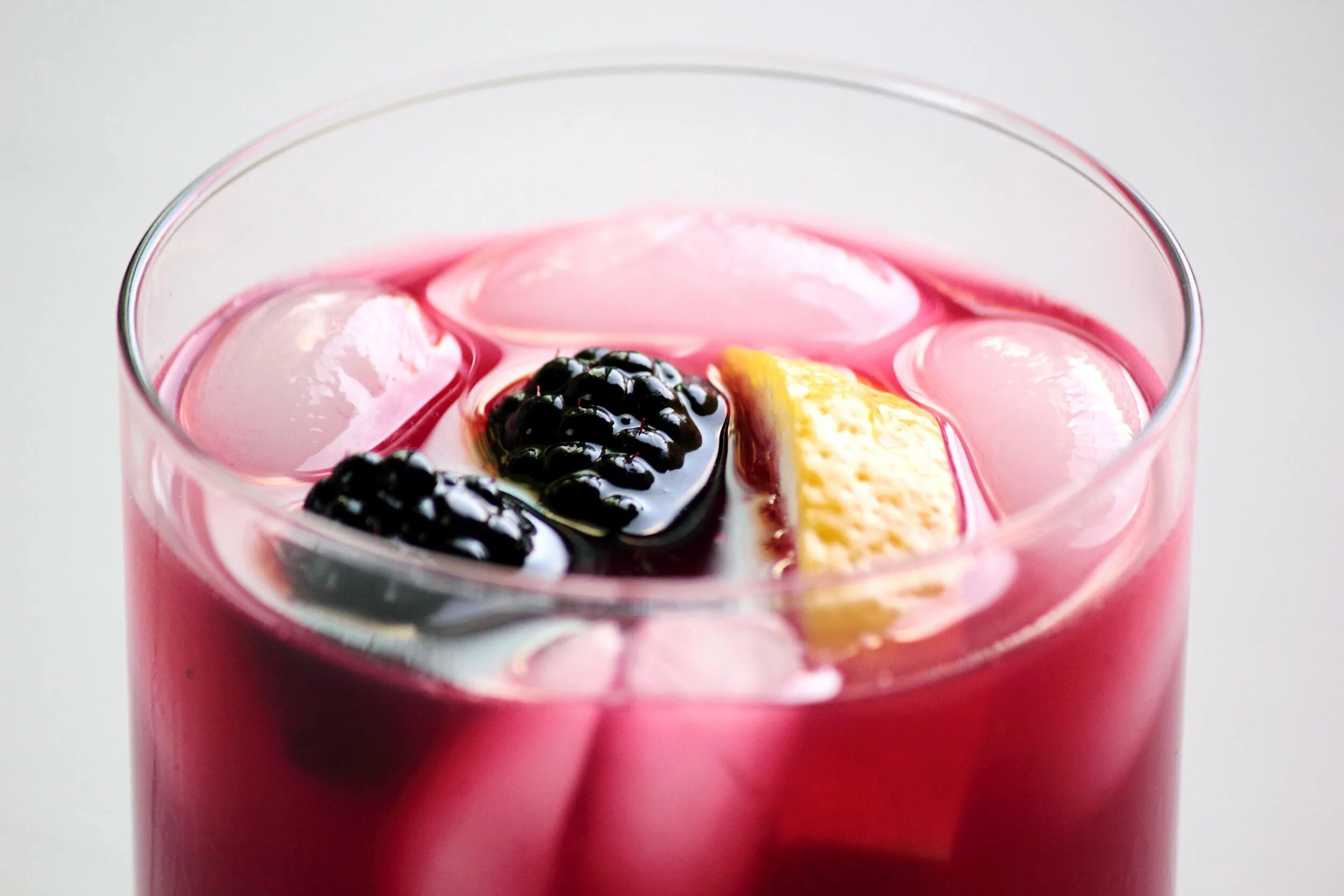 Смешивание соков. Смузи морковь апельсин имбирь. Смешать соки. Виски с ананасовым соком. Как приготовить сок сельдерея без соковыжималки.